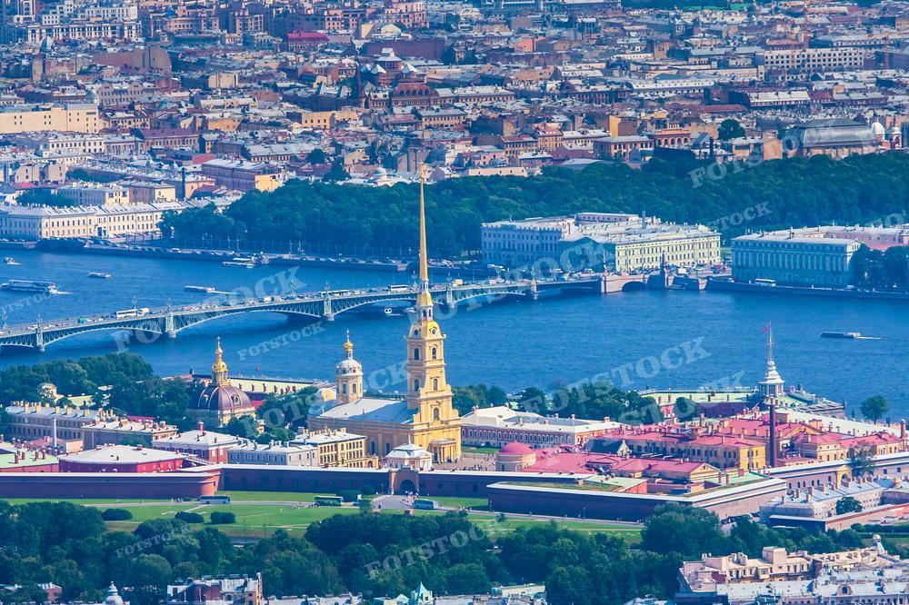 Данная фотография подойдет для различных публикаций и рекламных проектов, где требуется подчеркнуть красоту и культурное значение Санкт-Петербурга.